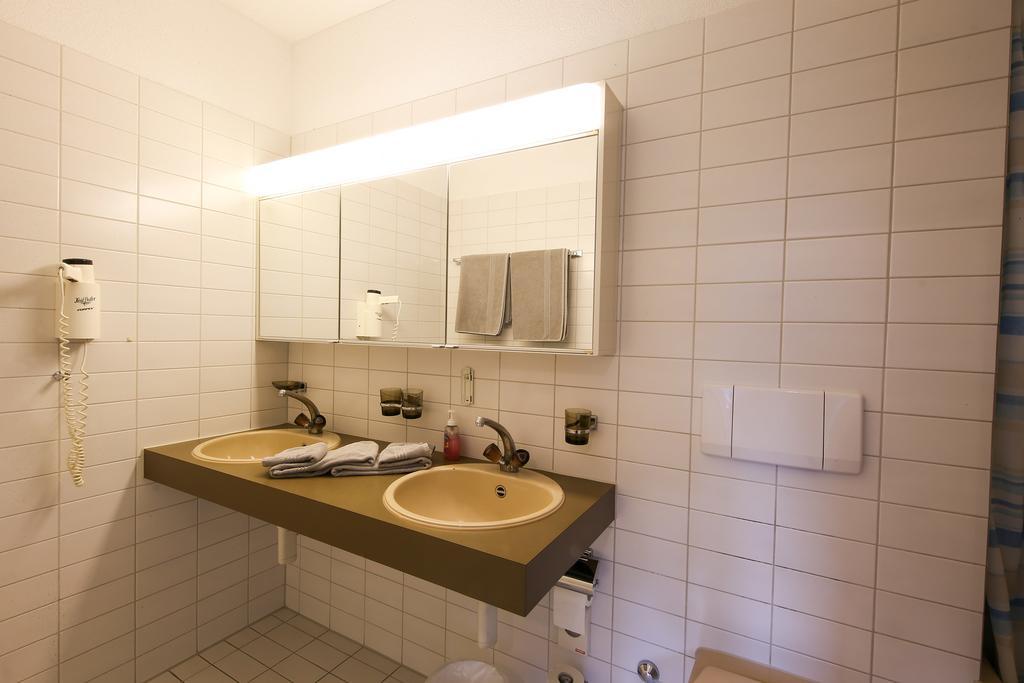 Hotel Gruesch Екстер'єр фото